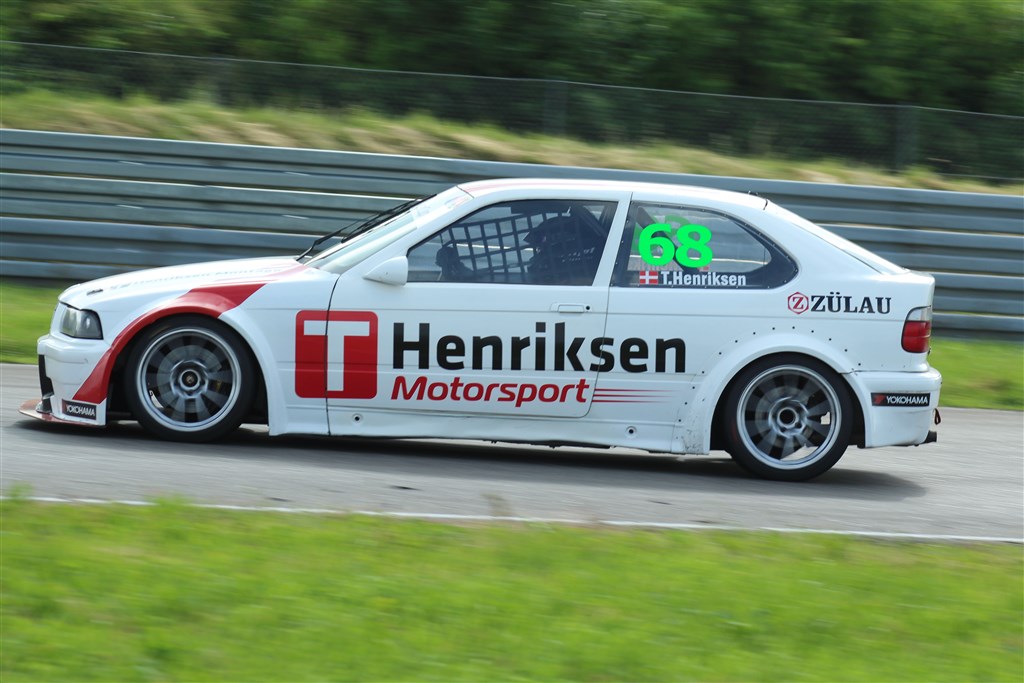 Thue Henriksen lugter pokaler i weekenden. Han var på podiet i alle tre løb ved åbningsløbet, og håber at kunne tage tre af de store pokaler med hjem fra sin lokale bane.
(Foto: JJ Media)